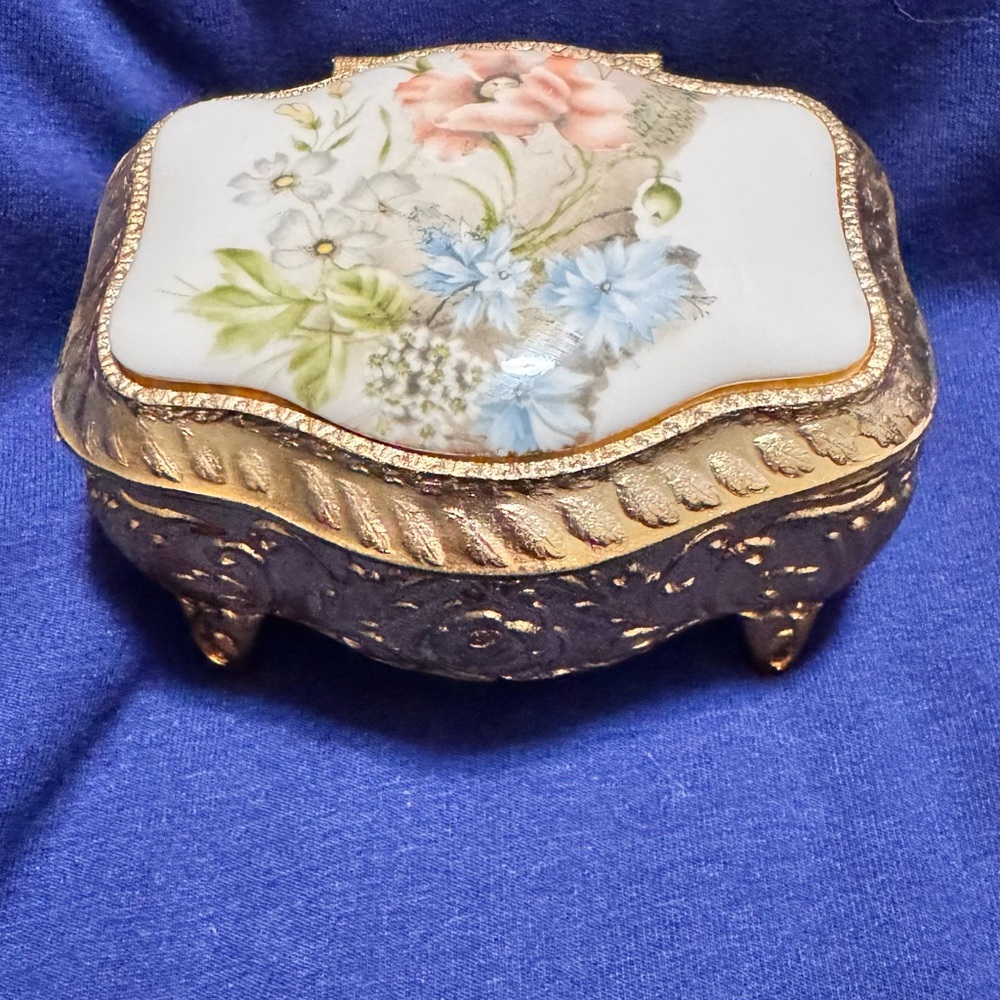VTG RARE SPLENDID MUSIC JEWELRY BOX FROM
DISNEY STORE